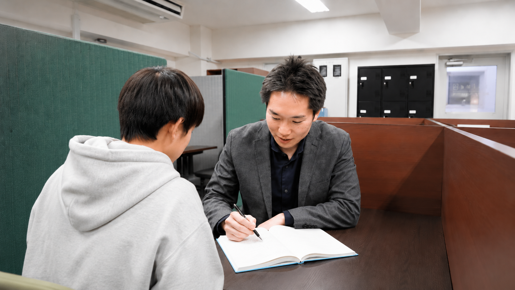 プロコベ塾Librightで講師と生徒が1対1で問題に取り組む授業風景